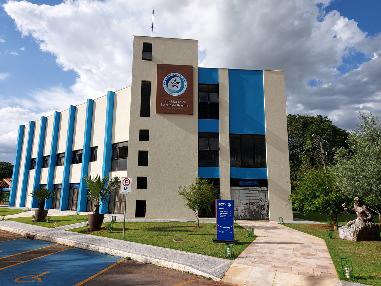 Fachada atual e jardins do Templo da Loja Estrela de Brasília na SGAS 913 Sul